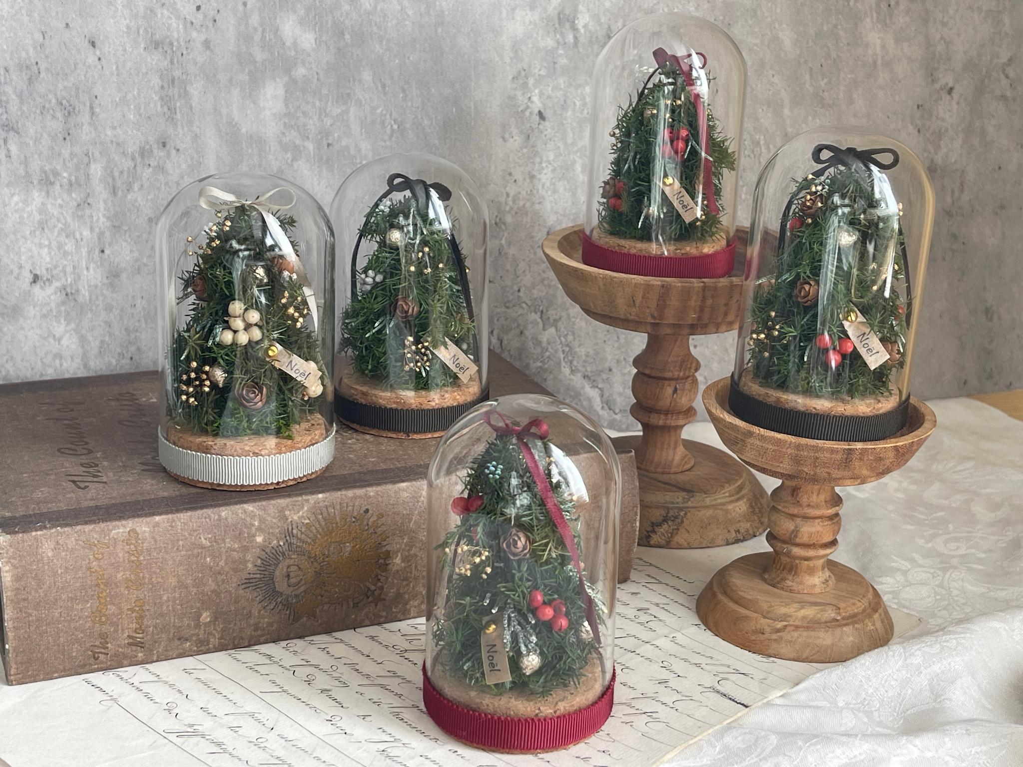 ミニガラスドームツリー　黒リボンに赤い実（プリザーブドフラワー）